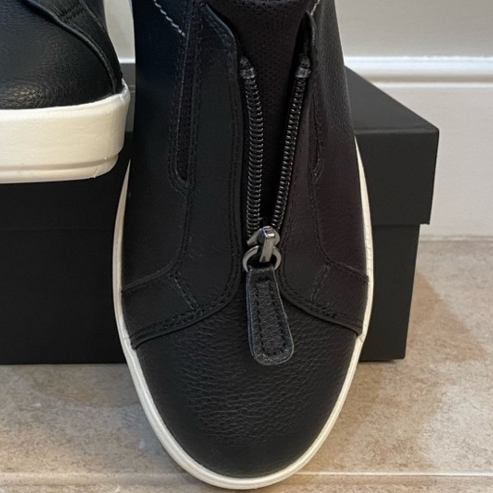 ❤️Clarks Leather Sneaker with Zipper Closure. Brand New.